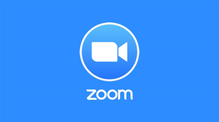 <p>Özellikle iş ve eğitim alanında yaygınca kullanılan Zoom, aranan bir uygulama haline geldi. TeamViewer gibi PC'nin yanısıra mobil cihazlarda da kullanılabilir özelliğinde. Hem sesli iletişim hem de ekran paylaşımı sağlayan Zoom, pandemi sürecinde en çok kullanılan uygulamalar arasında yerini almış bulunmakta.</p>